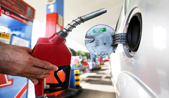 Petrobrás anuncia redução de 2,8% no preço da gasolina 5