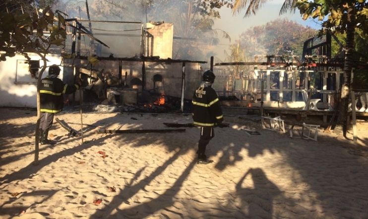 Incêndio destrói cabana de praia na orla de Porto Seguro 11