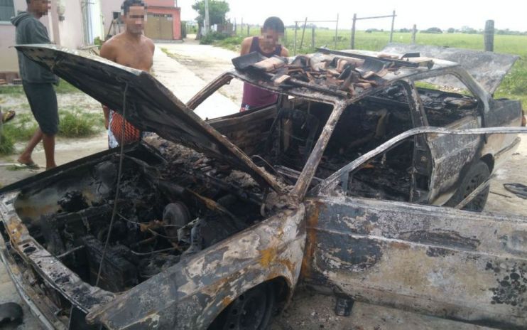 Eunápolis: Carro pega fogo em garagem e chamas destroem casa na Renovação 4