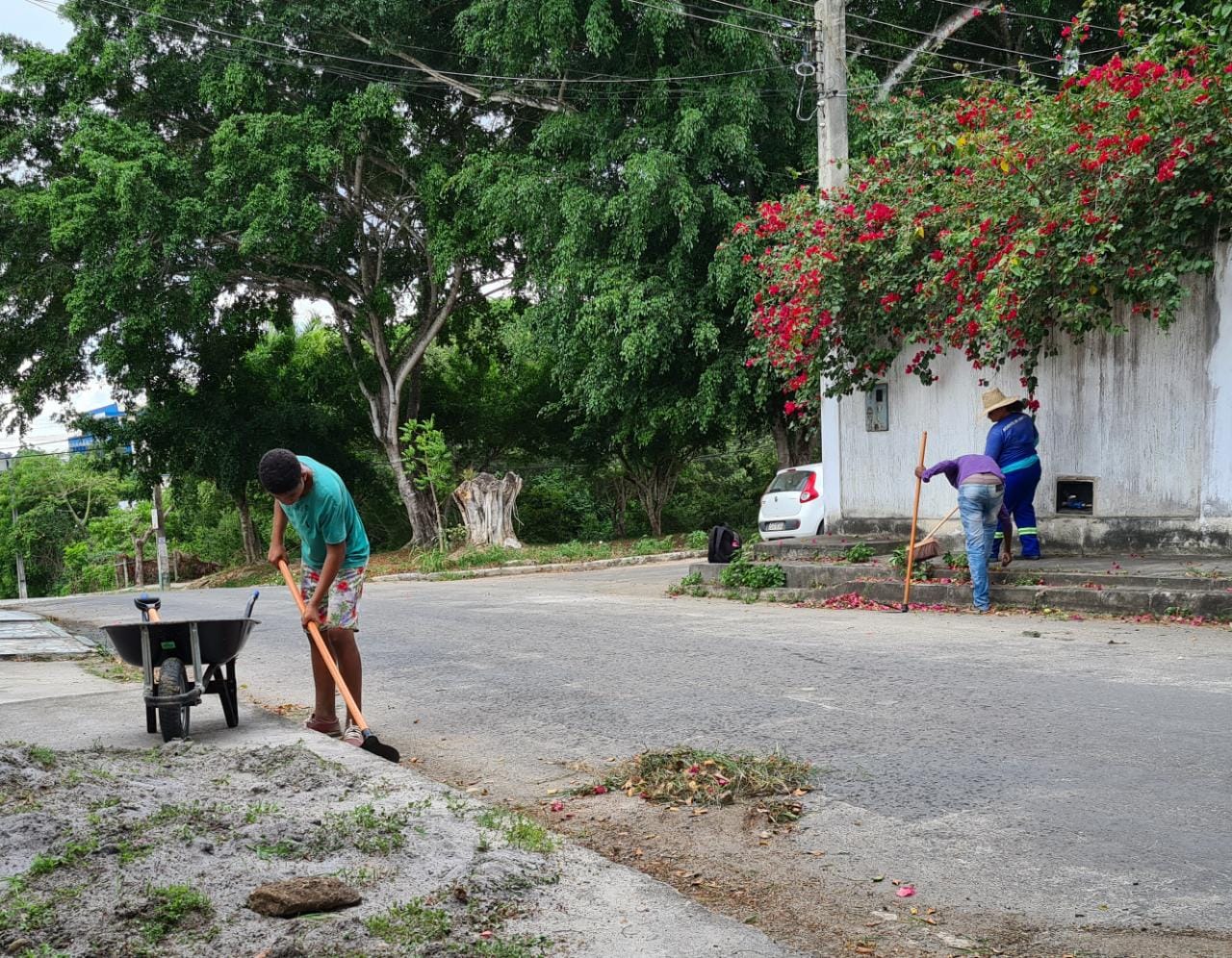 Prefeitura de Eunápolis realiza operação de limpeza do Mutirão ‘Bota-Fora’, no bairro Dinah Borges 7