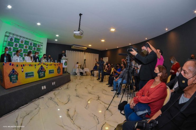 Prefeita Cordélia anuncia durante coletiva de imprensa, a Live São João se Encontra com Pedrão em Eunápolis 7