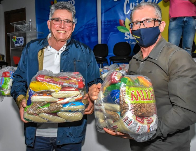 Prefeitura faz nova entrega de cestas básicas para famílias de músicos de Porto Seguro. 13