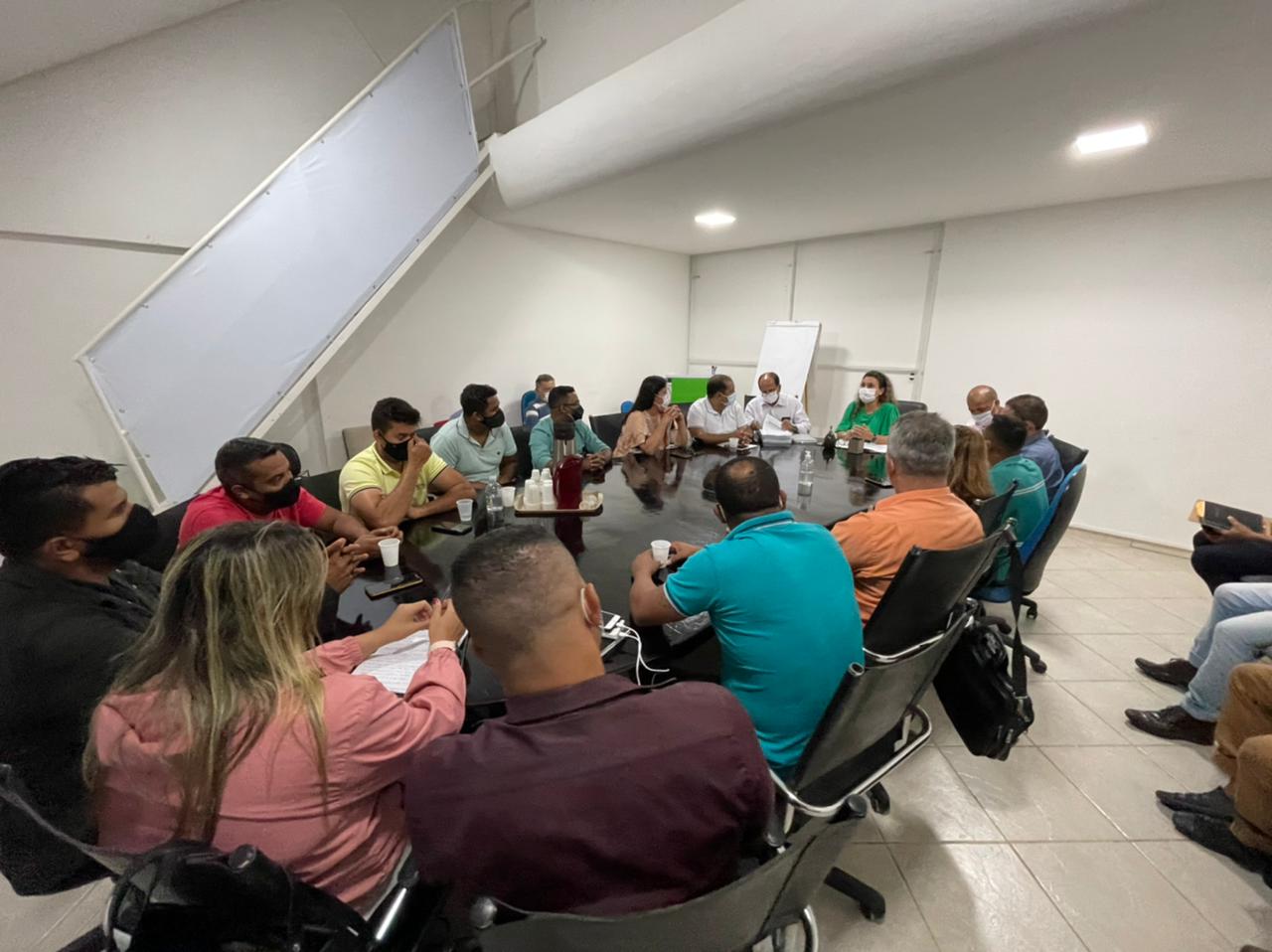 Em reunião, prefeita Cordélia Torres e vereadores reforçam união no enfrentamento aos danos causados pelas fortes chuvas 5