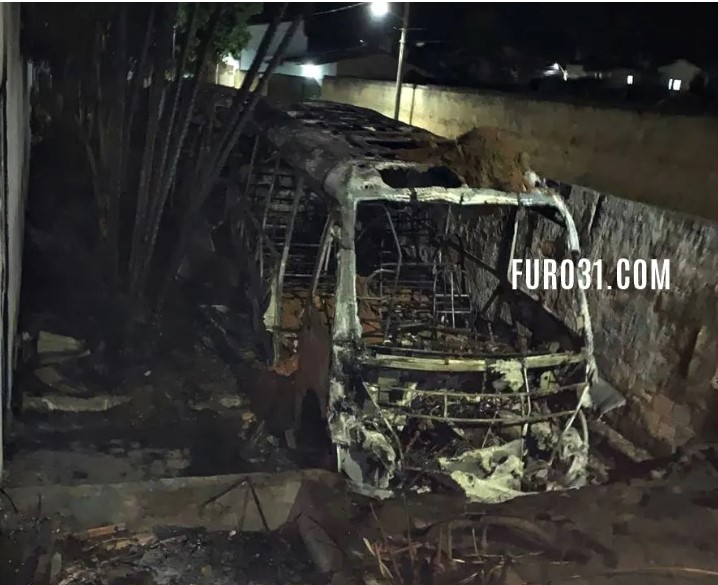 Ônibus incendiados deixam população assustada em Guaratinga 5