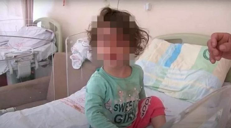 Menina de 2 anos dá dentada e mata cobra que a atacou: 'Estava brincando' 11