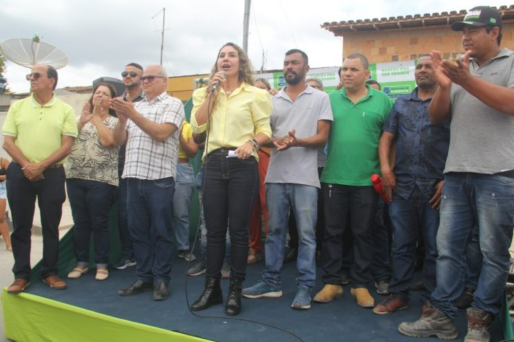 Prefeita entrega pavimentação na Rua do Vento e assina ordem de serviço para outras sete ruas do Moisés Reis 17