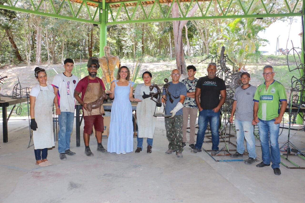 Prefeita Cordélia Torres prestigia curso pioneiro de esculturas em Eunápolis 8