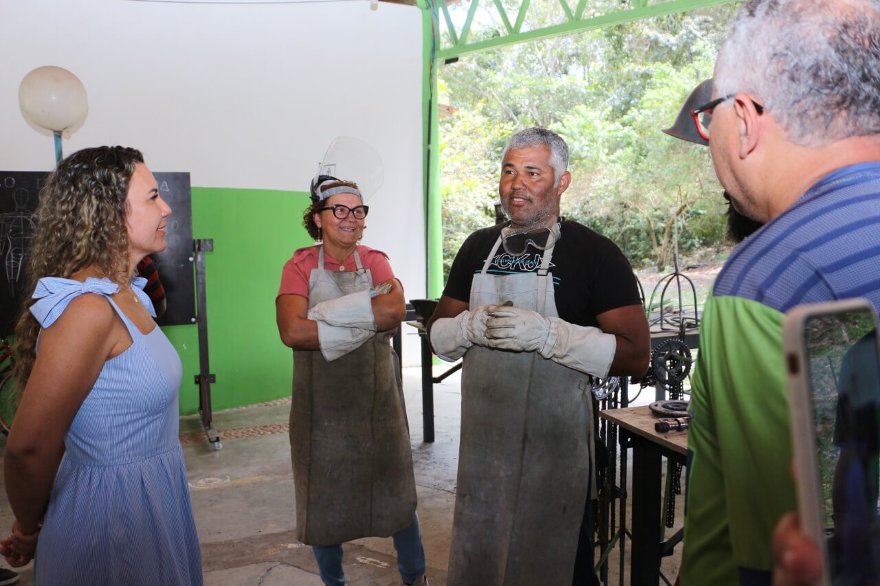 Prefeita Cordélia Torres prestigia curso pioneiro de esculturas em Eunápolis 6