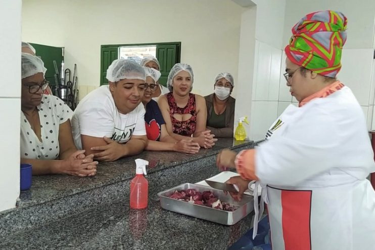 Profissionais da merenda escolar de Itagimirim participam de curso com a embaixadora da gastronomia no Brasil e no exterior 10