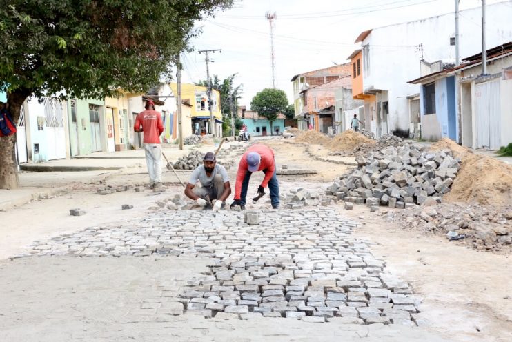 Prefeitura de Eunápolis finaliza importante obra de rede de drenagem na Rua Pataxós 12
