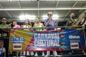 Carnaval de Ilhéus: Bloco 20 Comer e Os Caretas puxam folia e mantêm tradição na Avenida 6