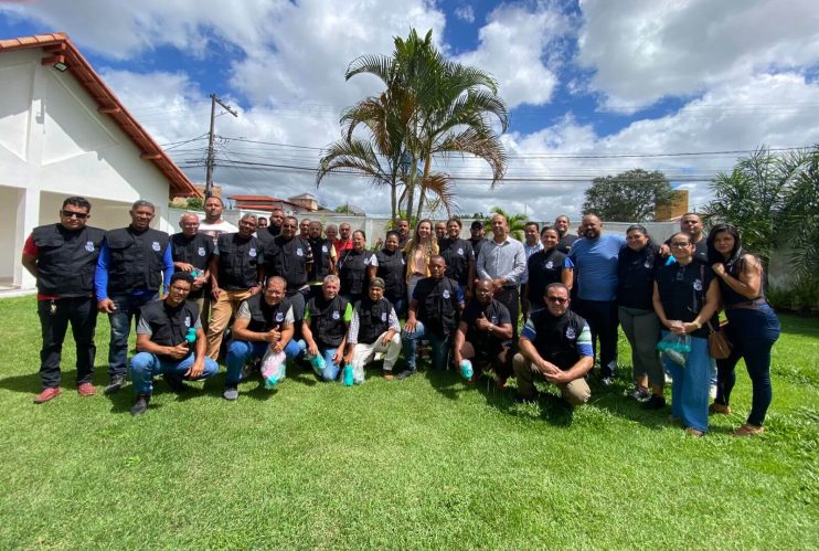 Prefeita Cordélia Torres entrega kits com colete de identificação para vigilantes em Eunápolis 12