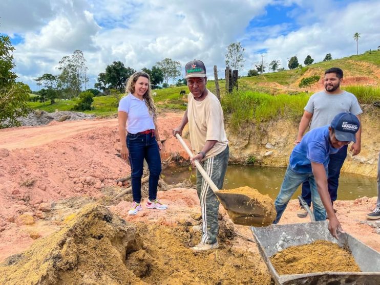 Prefeita Cordélia Torres visita início da pavimentação do Alecrim I e outras obras em Eunápolis 25