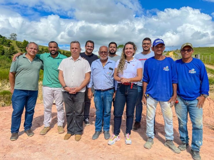 Prefeita Cordélia Torres visita início da pavimentação do Alecrim I e outras obras em Eunápolis 27