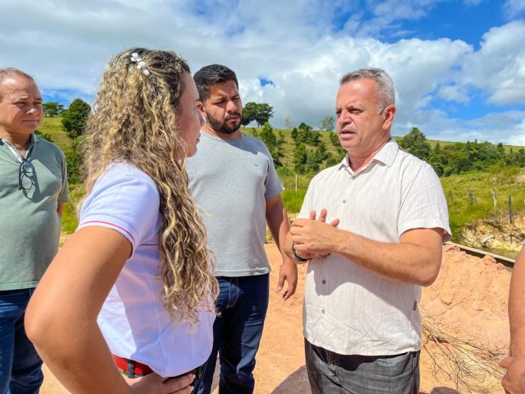 Prefeita Cordélia Torres visita início da pavimentação do Alecrim I e outras obras em Eunápolis 20