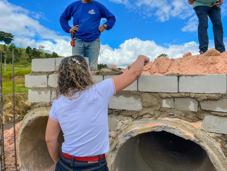 Prefeita Cordélia Torres visita início da pavimentação do Alecrim I e outras obras em Eunápolis 19