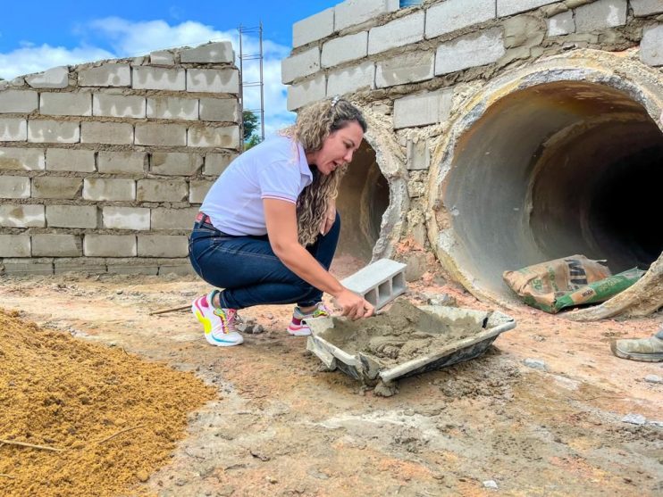 Prefeita Cordélia Torres visita início da pavimentação do Alecrim I e outras obras em Eunápolis 18