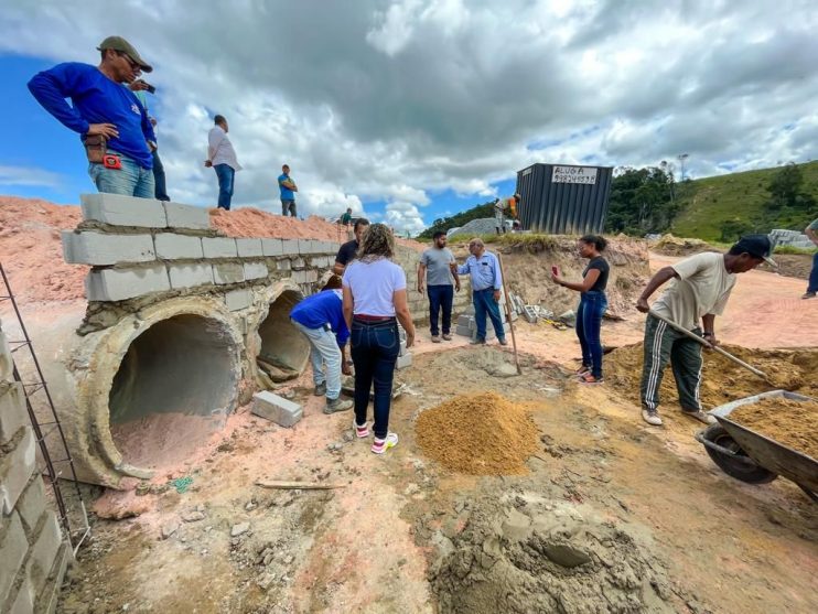 Prefeita Cordélia Torres visita início da pavimentação do Alecrim I e outras obras em Eunápolis 21