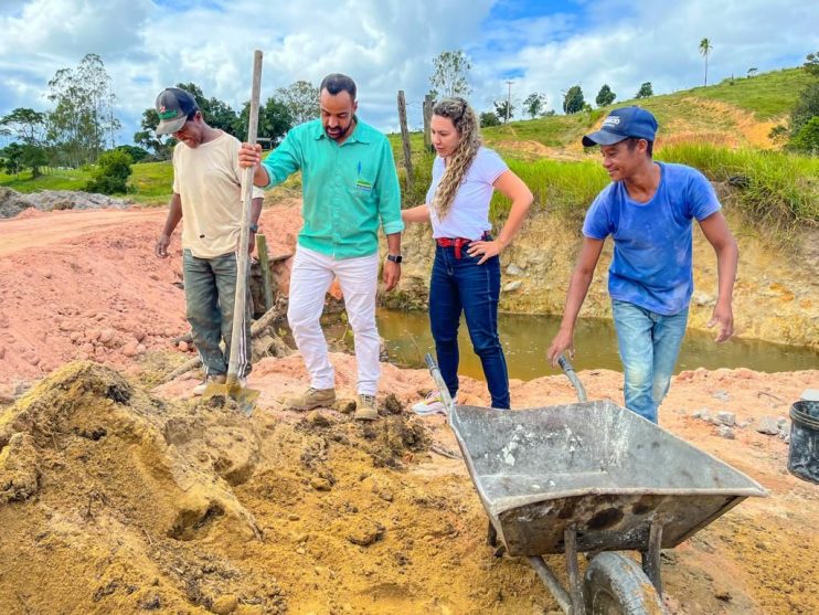 Prefeita Cordélia Torres visita início da pavimentação do Alecrim I e outras obras em Eunápolis 17