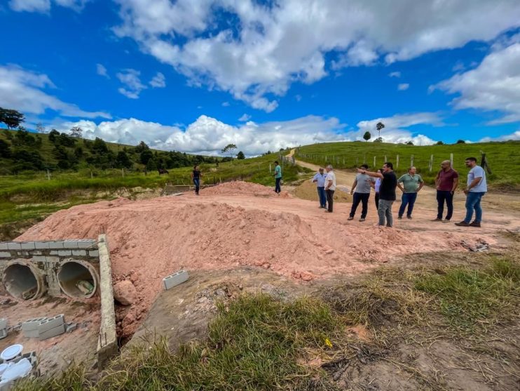 Prefeita Cordélia Torres visita início da pavimentação do Alecrim I e outras obras em Eunápolis 13