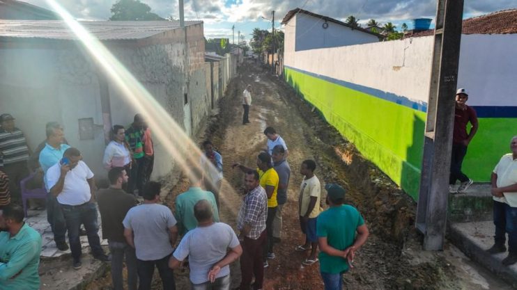 Prefeita Cordélia Torres visita início da pavimentação do Alecrim I e outras obras em Eunápolis 12