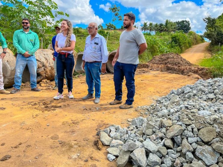 Prefeita Cordélia Torres visita início da pavimentação do Alecrim I e outras obras em Eunápolis 14