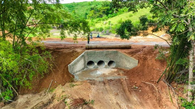 Prefeita Cordélia Torres vistoria construção de pontes na zona rural de Eunápolis 17