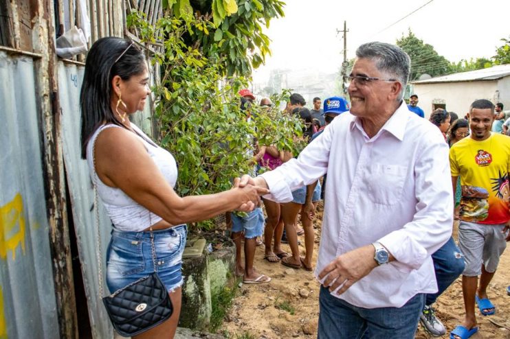 Prefeito Jânio Natal vistoria obras de pavimentação no bairro Paraguai 18