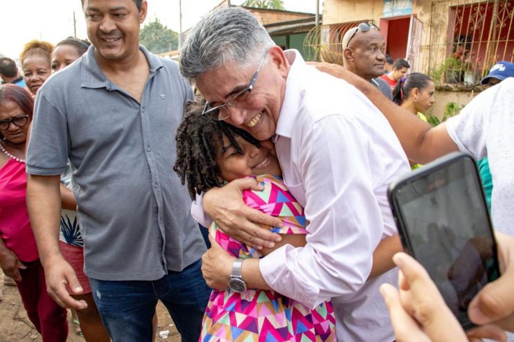 Prefeito Jânio Natal vistoria obras de pavimentação no bairro Paraguai 17