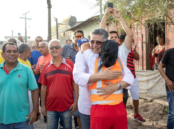 Prefeito Jânio Natal vistoria obras de pavimentação no bairro Paraguai 14