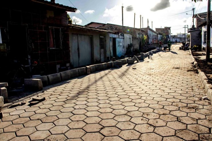 Prefeito Jânio Natal vistoria obras de pavimentação no bairro Paraguai 10