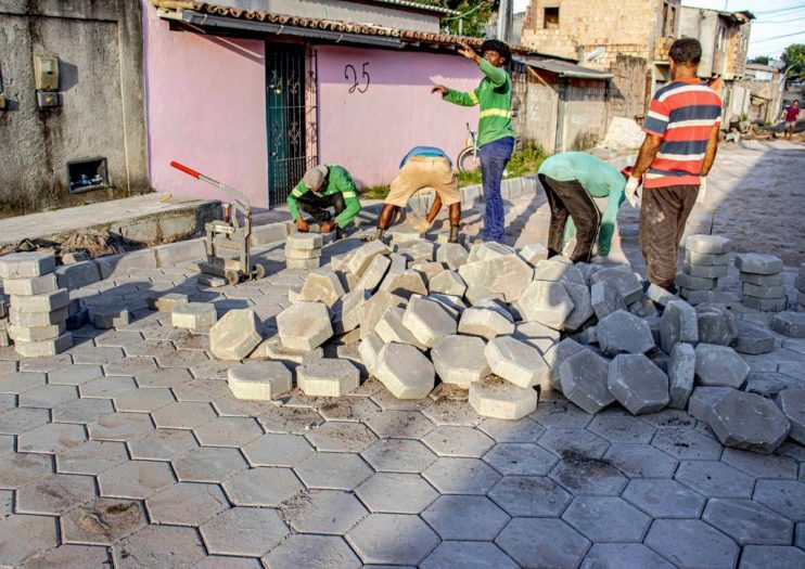 Prefeito Jânio Natal vistoria obras de pavimentação no bairro Paraguai 11