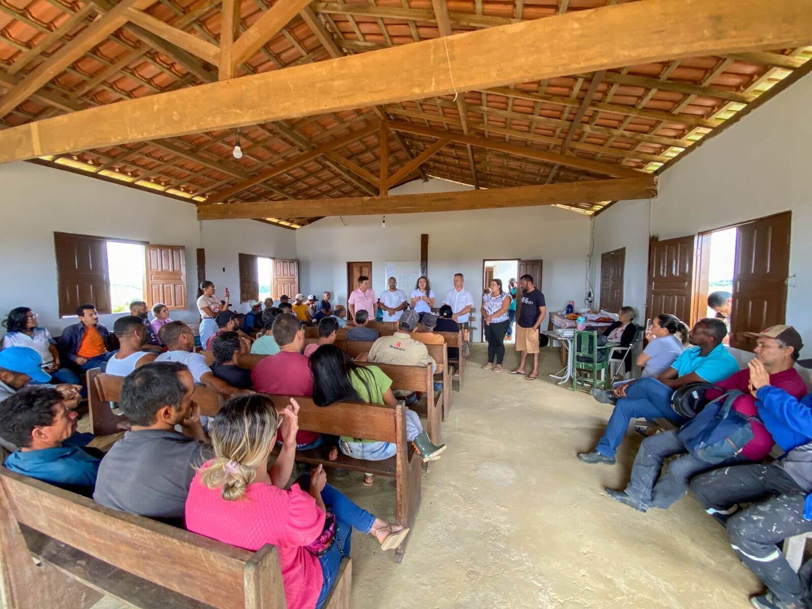 Prefeita Cordélia Torres anuncia melhorias durante visita à comunidade Miramar 5