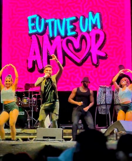 Foliões vão ao delírio com show de Papazoni em Souto Soares ao som do hit "Eu Tive Um Amor" 5