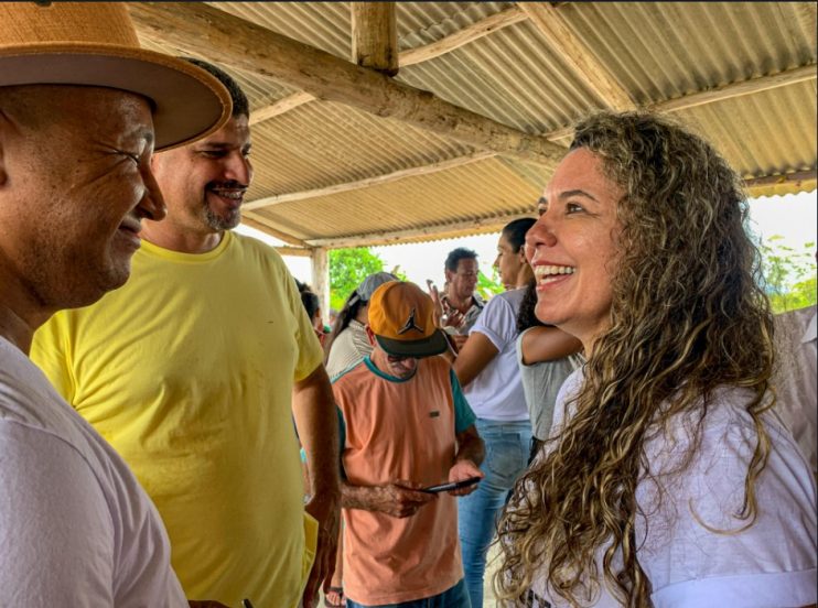 Prefeita Cordélia Torres anuncia melhorias durante visita à comunidade Sapucaeirinha 14