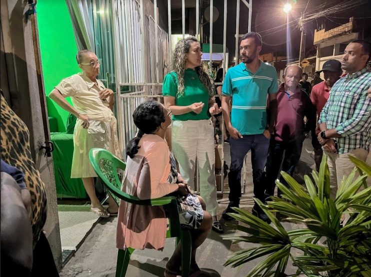 Moradores do bairro Motor recebem visita da prefeita Cordélia Torres para atender demandas locais 4