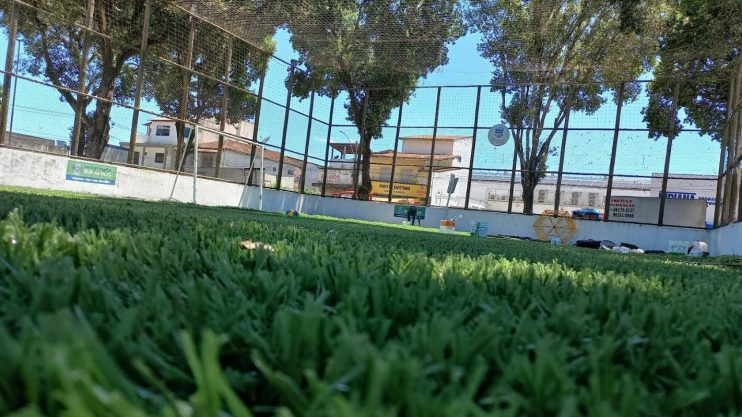 Prefeitura de Eunápolis inicia revitalização da Praça do Pequi com troca da grama sintética da quadra esportiva 4