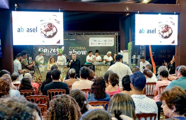 CHEF MORENA LEITE RECEBE HONRARIA APÓS ENCANTAR ENCERRAMENTO DO FESTIVAL GASTRONÔMICO RAÍZES 23