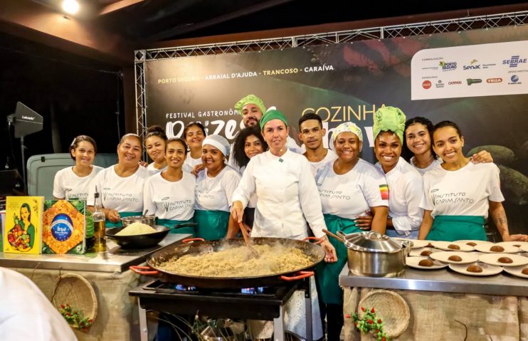 CHEF MORENA LEITE RECEBE HONRARIA APÓS ENCANTAR ENCERRAMENTO DO FESTIVAL GASTRONÔMICO RAÍZES 15