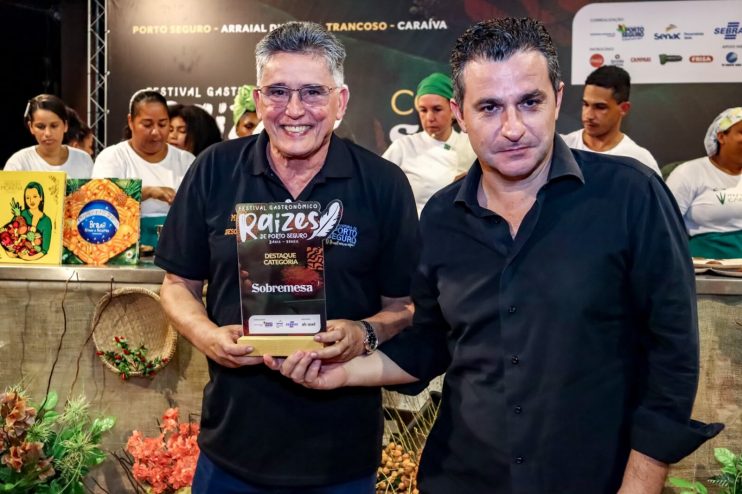 CHEF MORENA LEITE RECEBE HONRARIA APÓS ENCANTAR ENCERRAMENTO DO FESTIVAL GASTRONÔMICO RAÍZES 12