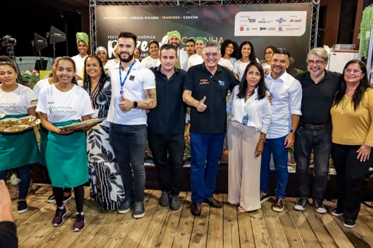 CHEF MORENA LEITE RECEBE HONRARIA APÓS ENCANTAR ENCERRAMENTO DO FESTIVAL GASTRONÔMICO RAÍZES 13