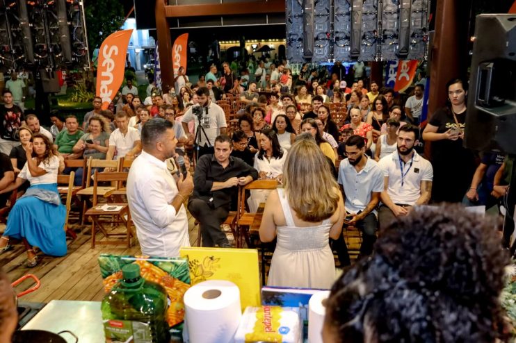 CHEF MORENA LEITE RECEBE HONRARIA APÓS ENCANTAR ENCERRAMENTO DO FESTIVAL GASTRONÔMICO RAÍZES 20