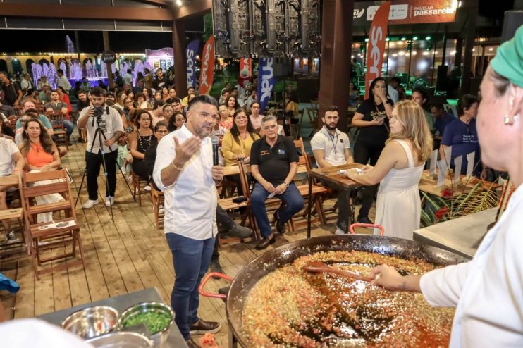 CHEF MORENA LEITE RECEBE HONRARIA APÓS ENCANTAR ENCERRAMENTO DO FESTIVAL GASTRONÔMICO RAÍZES 19