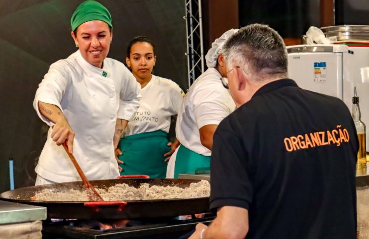 CHEF MORENA LEITE RECEBE HONRARIA APÓS ENCANTAR ENCERRAMENTO DO FESTIVAL GASTRONÔMICO RAÍZES 18