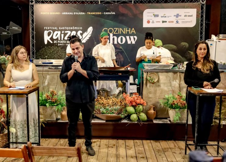 CHEF MORENA LEITE RECEBE HONRARIA APÓS ENCANTAR ENCERRAMENTO DO FESTIVAL GASTRONÔMICO RAÍZES 24