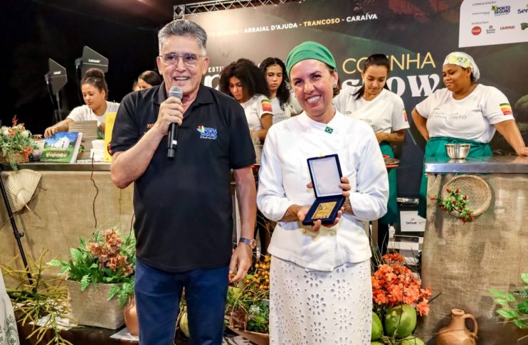 CHEF MORENA LEITE RECEBE HONRARIA APÓS ENCANTAR ENCERRAMENTO DO FESTIVAL GASTRONÔMICO RAÍZES 16