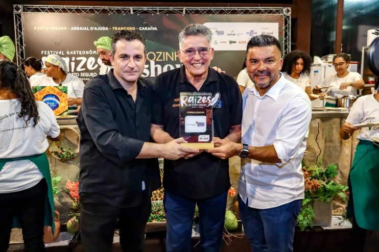 CHEF MORENA LEITE RECEBE HONRARIA APÓS ENCANTAR ENCERRAMENTO DO FESTIVAL GASTRONÔMICO RAÍZES 11