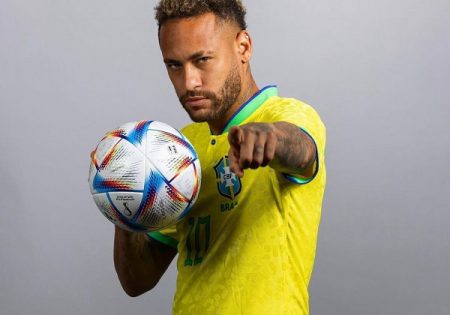 Neymar vai leiloar chuteira banhada a ouro em evento beneficente 8