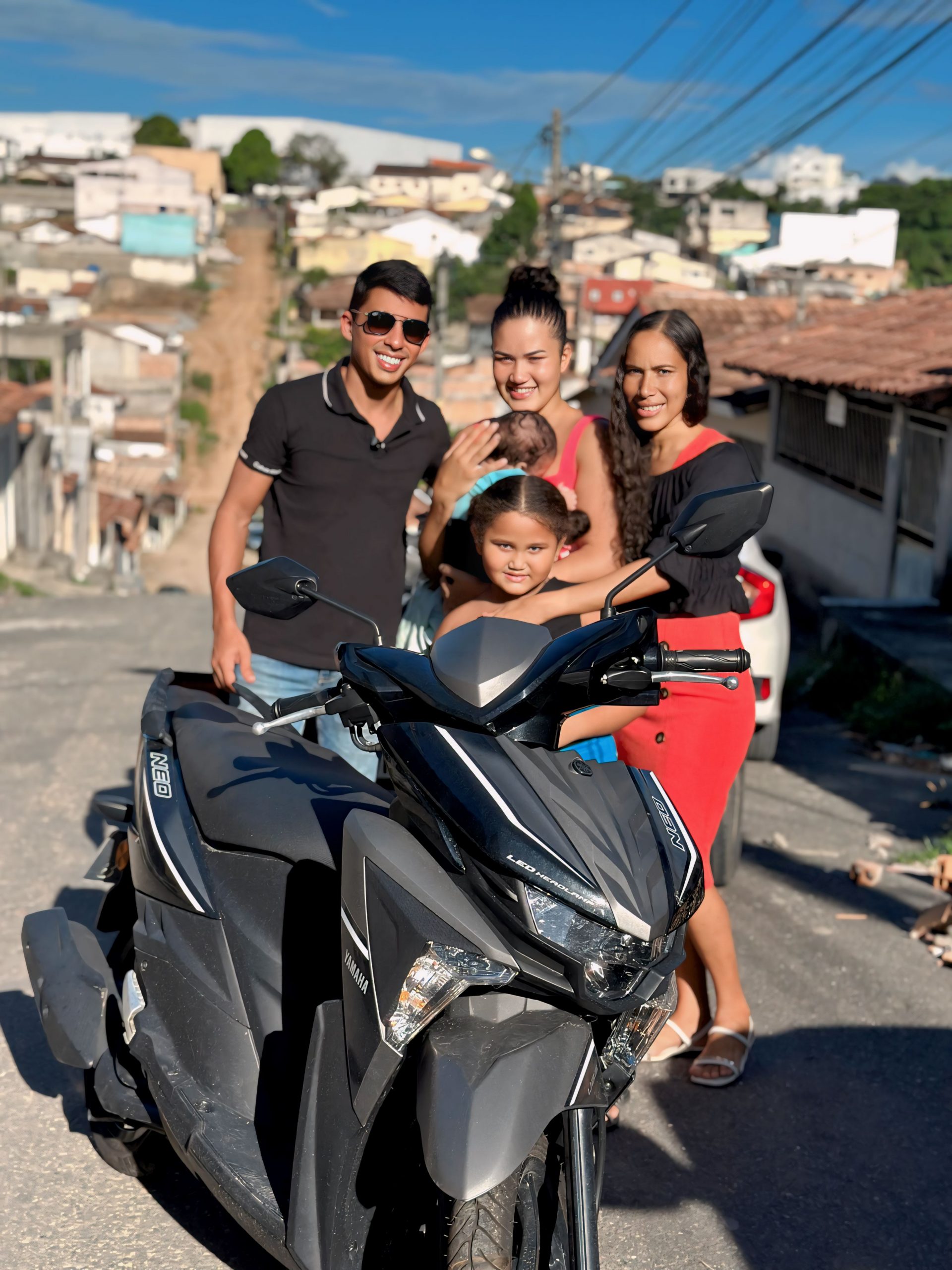 Cherminho Premiações abençoa mais uma família em Teixeira de Freitas, com uma moto 5