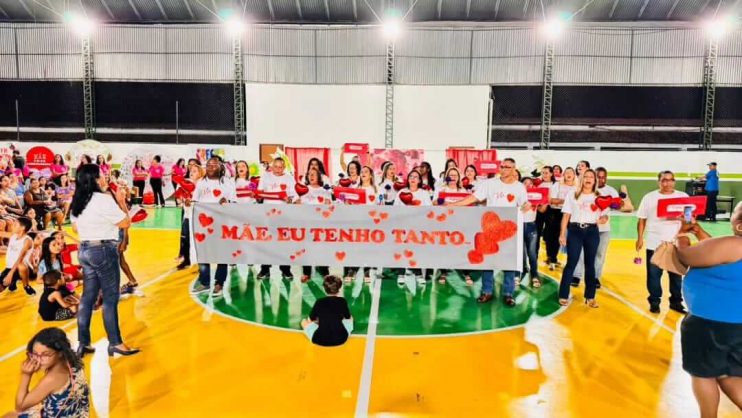 Centenas de pessoas participam da homenagem ao Dia das Mães realizada pela Prefeitura de Itagimirim 15